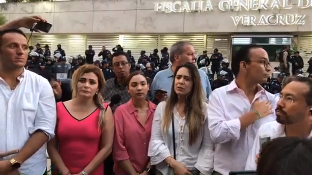 Destituyen a fiscal de Veracruz y bancada panista arma protesta en la Fiscalía, les impiden pasar a la fuerza