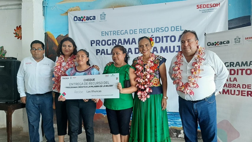 Entrega Sedesoh Créditos a la Palabra de la Mujer en la región del Istmo
