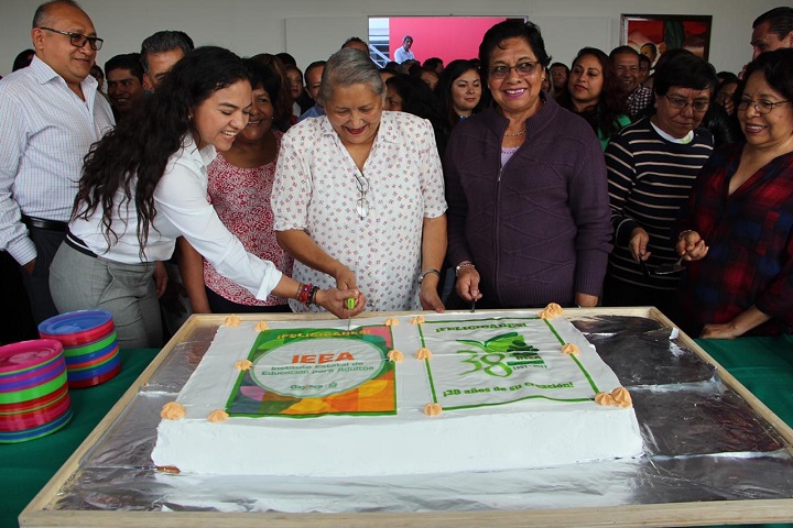 Celebra Miriam Liborio, 38 años de creación del INEA