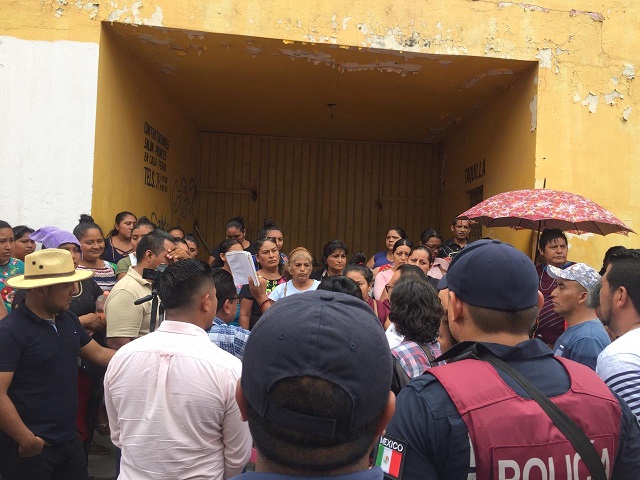 Padres de familia bloquean por segunda vez acceso a edificio administrativo de Gobierno de Juchitán