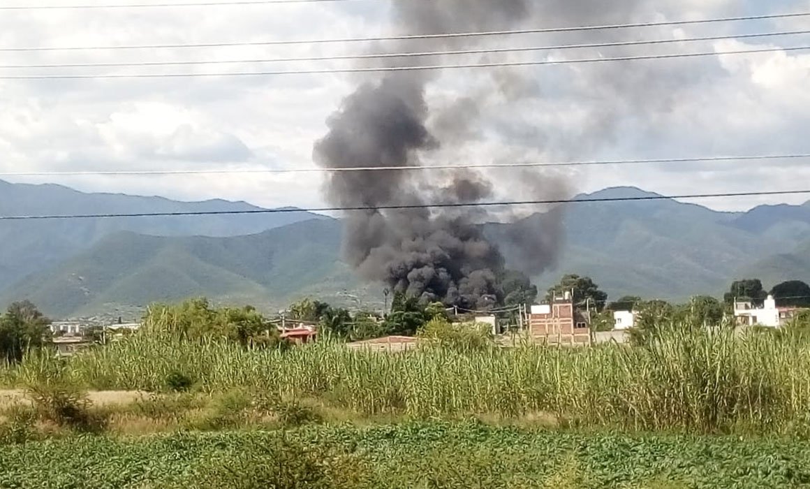 Fuego en un taller textil en el centro del Tule, bomberos calman incendio