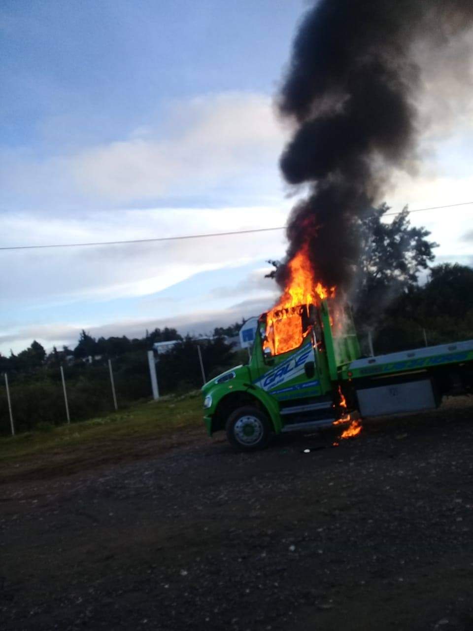 Mototaxistas ‘piratas’ queman dos grúas y bloquean carretera, protestan contra Semovi