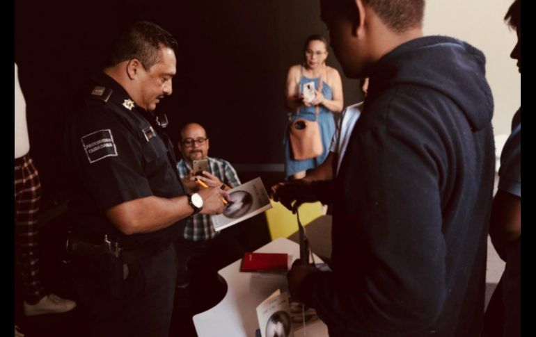 ‘También tenemos sentimientos’, policía y poeta tapatío presenta libro Espinas, Flores y Poemas