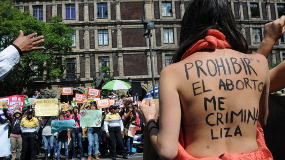 Nuevo León persigue más a quien aborta que a feminicidas