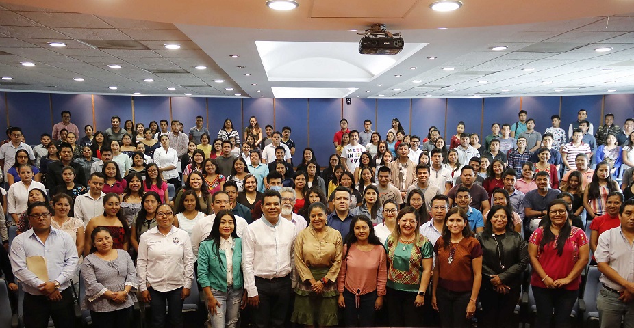 Estudiantes de la UABJO hablantes de lengua indígena reciben becas