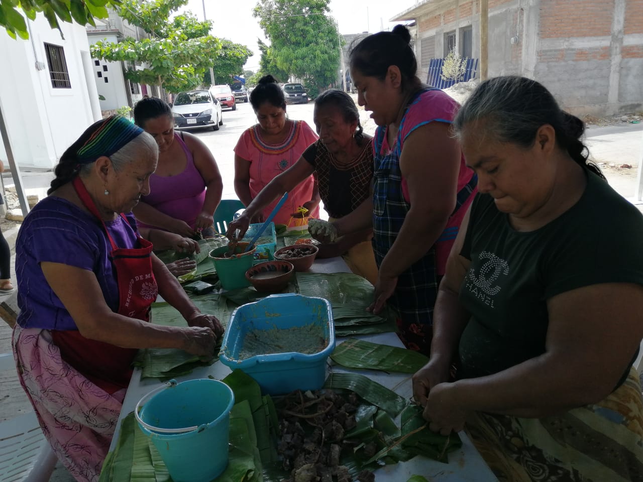 Mujeres honran con 600 tamales de mole rojo a ‘Chico Toledo’ en Juchitán