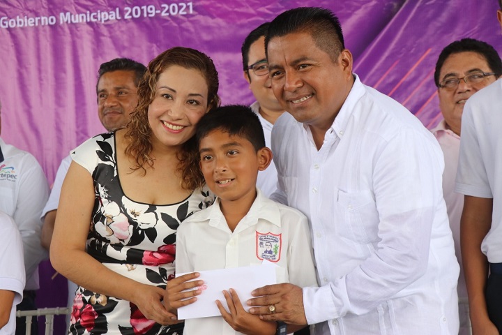Tuxtepec, municipio pionero en Oaxaca en becas para estudiantes