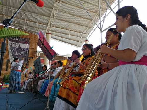 Filarmónica Mujeres del Viento Florido, de Tlahuitoltepec, presenta su primer disco