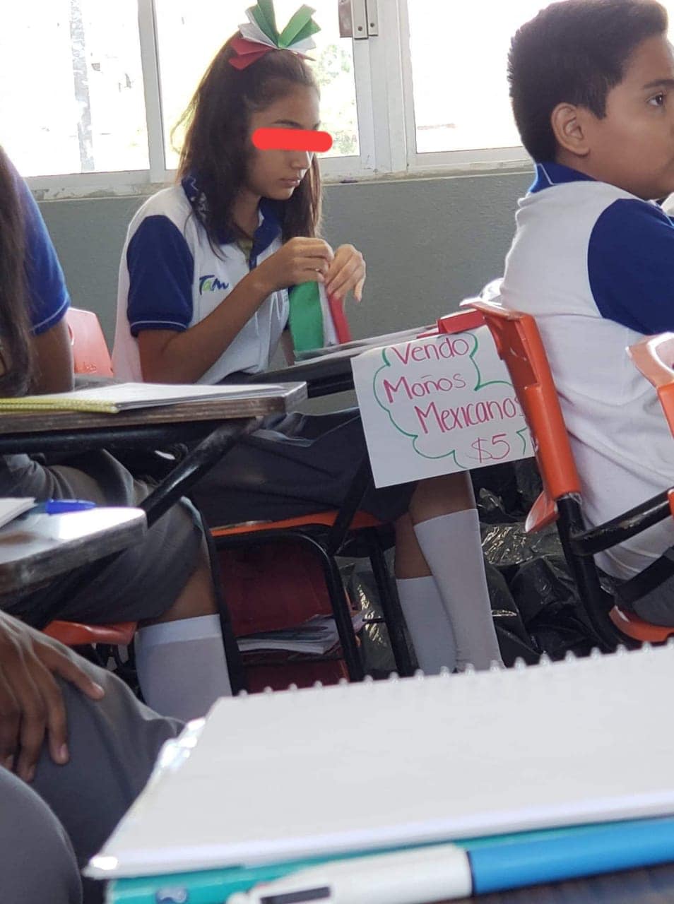 Bachillera recibe bullying por iniciar negocio de moños, luego empresa le respalda