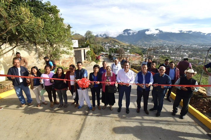 Edil Oswaldo García entrega obra a vecinos de la colonia Aurora