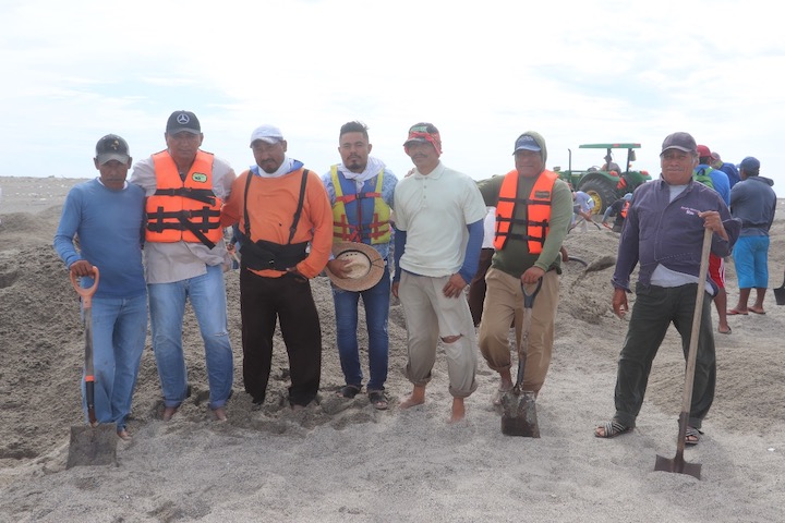 Pescadores, apoyados por Gobierno de Juchitán, continúan desazolve manual en bocabarra de san Francisco