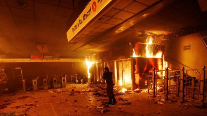 «Evasiones masivas»: Piñera declara el estado de emergencia en Santiago por las protestas por el alza del precio del metro en la capital