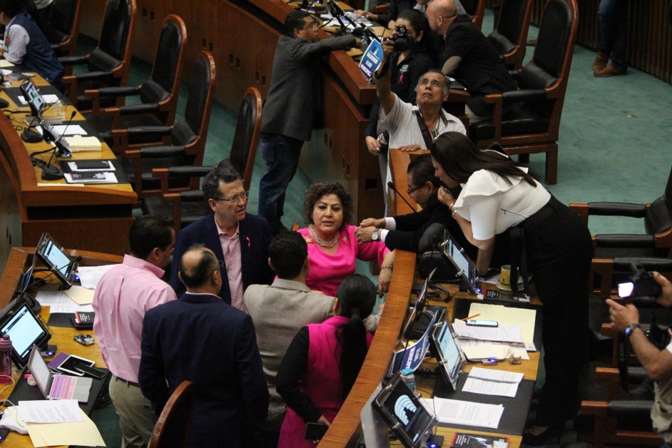 Desalojo de alcaldes con gas lacrimógeno causa batalla campal en Congreso de Guerrero