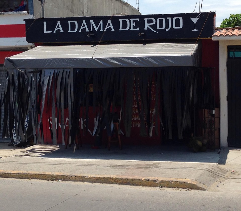 Ejecutan a tres escoltas y una mujer civil en el Bar La Dama de Rojo en el puerto de Salina Cruz