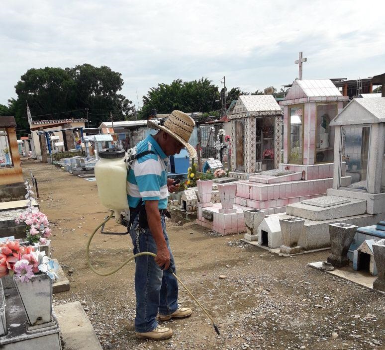 Acondicionan panteones de Tuxtepec para celebración del “Día de Muertos”
