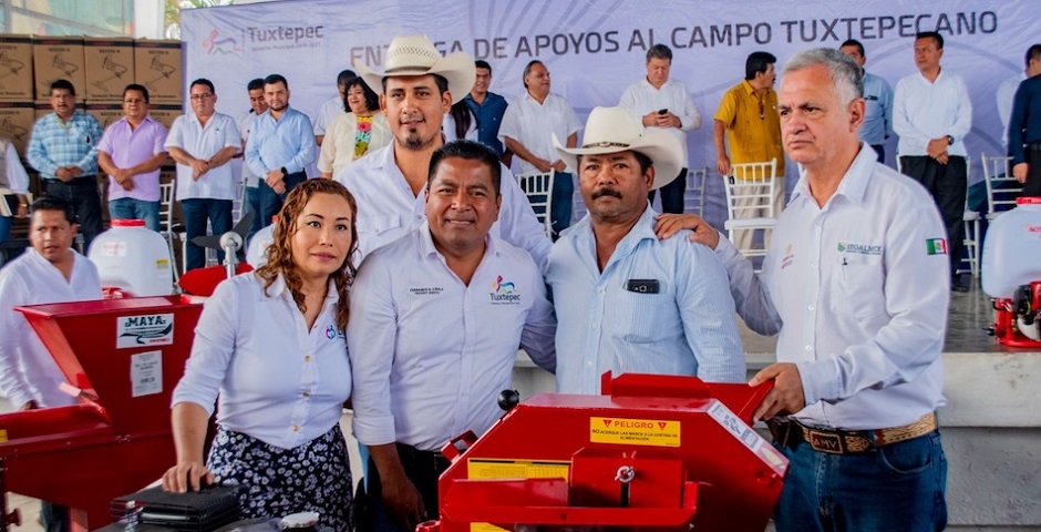 Entrega Dávila más de 13 millones de pesos en apoyo al campo tuxtepecano