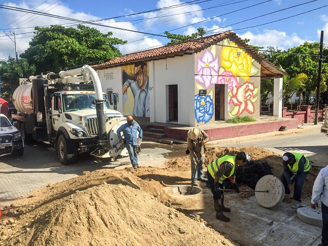 Avanza jornada intensa de desazolve en drenaje sanitario de Juchitán