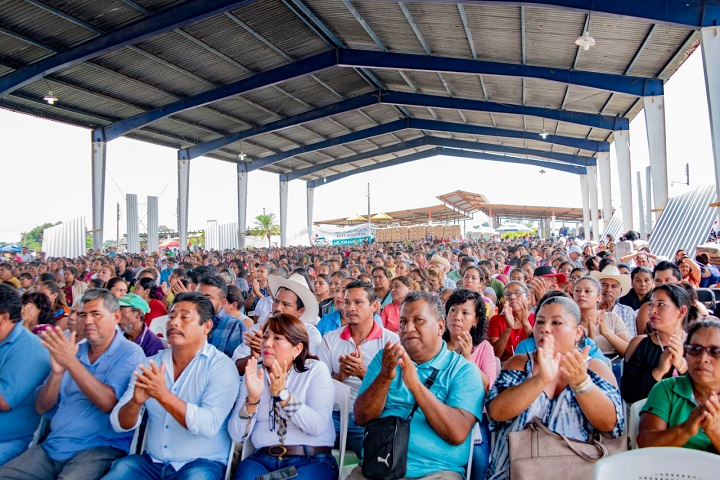 Beneficia Dávila a mil 240 familias con Piso y Techo Firme
