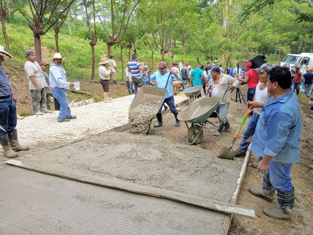 Con Tequio concluye Dávila pavimentación a Agua Fría Piedra del Sol