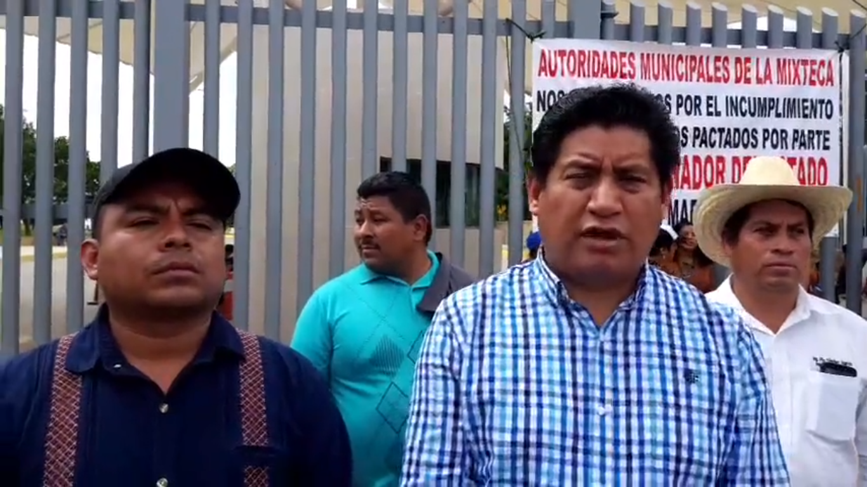Mientras Murat gasta 13 mdp en fiestas, le niegan recursos a municipios mixtecos, razón por la que salieron a protestar