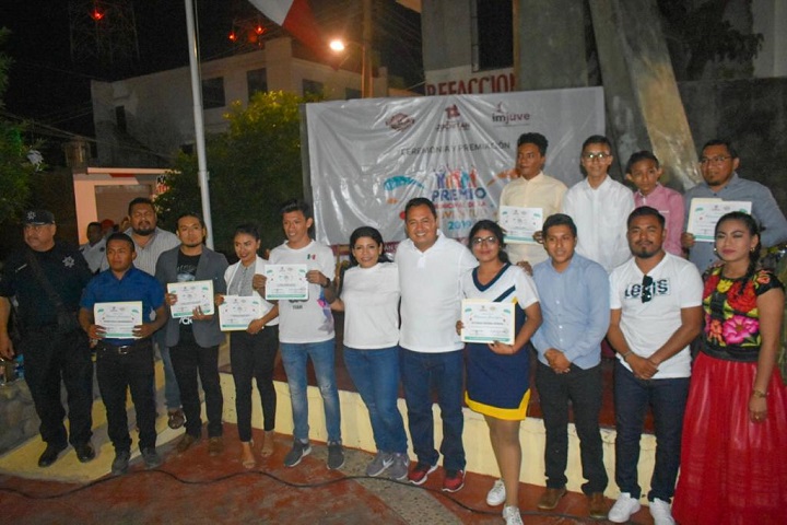 En emotiva ceremonia, entrega Emilio Montero Premio Municipal de la Juventud 2019
