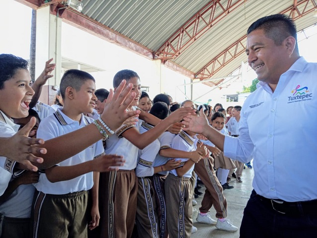 Entrega Dávila más apoyos a las escuelas de Tuxtepec