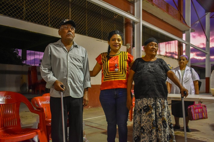 Convive Presidenta del DIF juchiteco con adultos mayores, en Chicapa de Castro