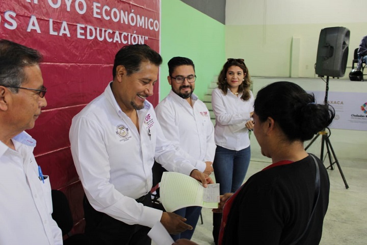 Garantiza DIF Municipal estudios de 1,700 alumnos de educación básica