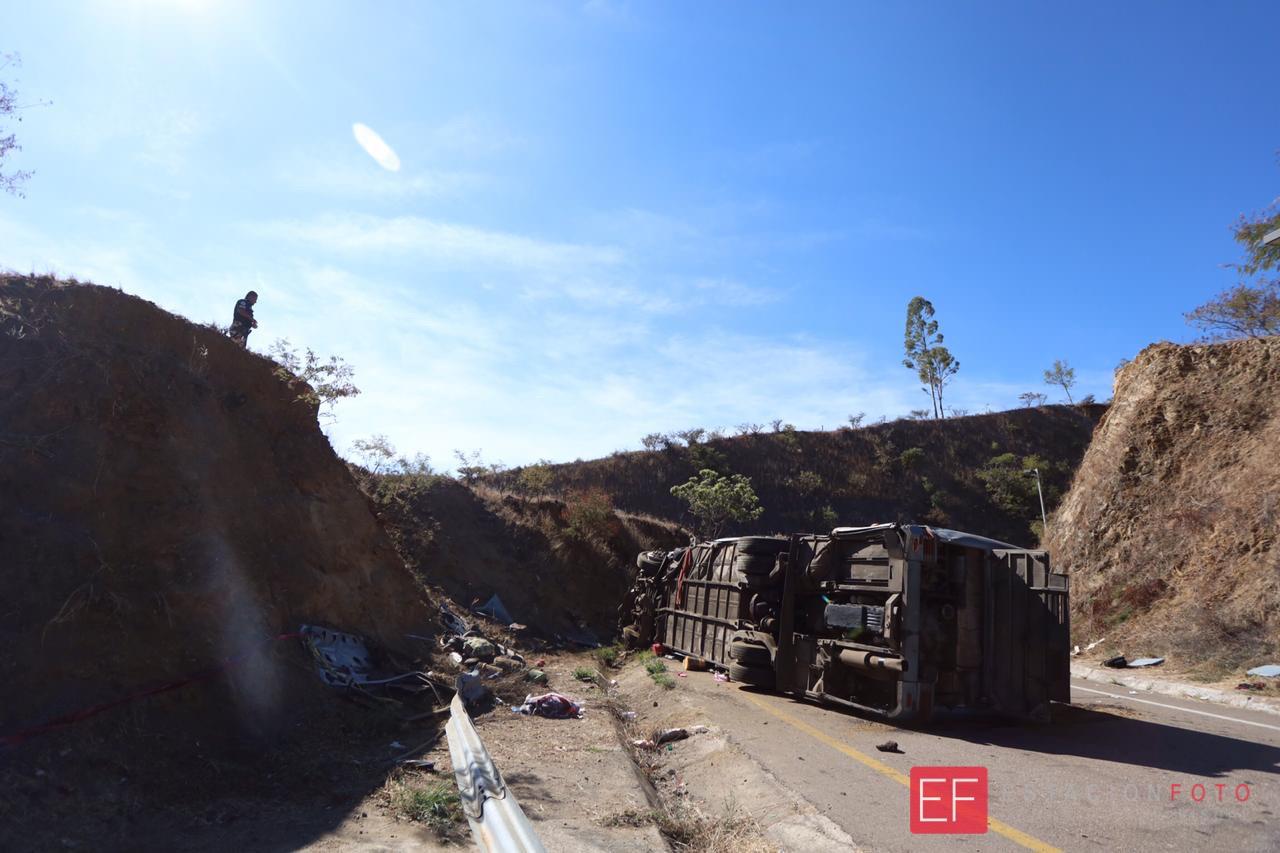 Atiende Gobierno accidente de autobús en carretera de Oaxaca