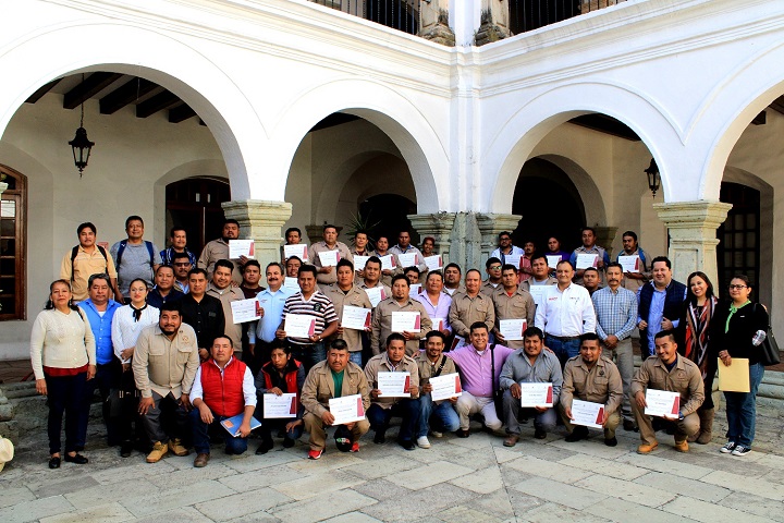 Concluyen 33 servidores del Ayuntamiento capitalino capacitación en conducción segura