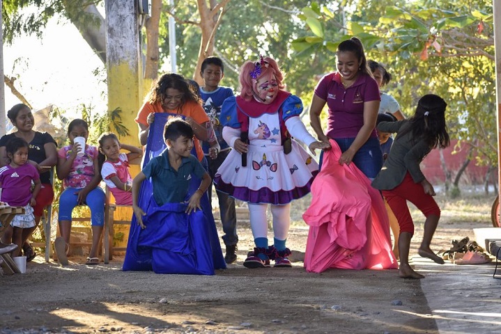 DIF de Juchitán festeja Día de Reyes con niñas y niños de Playa Vicente