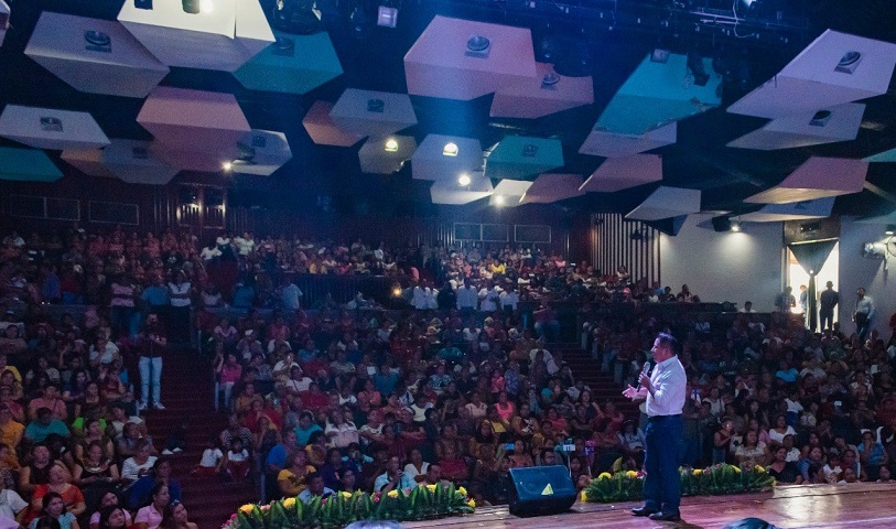 Dávila refrenda su confianza a las  mujeres; entregó 750 microcréditos