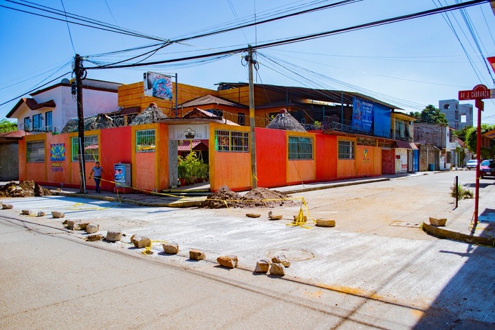 Gobierno de Tuxtepec repone losas en Carranza y  Libertad