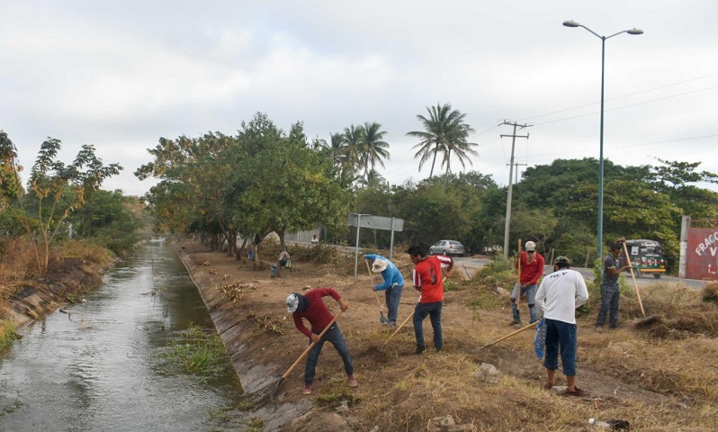 Avanzan trabajos de limpieza y bacheo del periférico oriente, en Juchitán