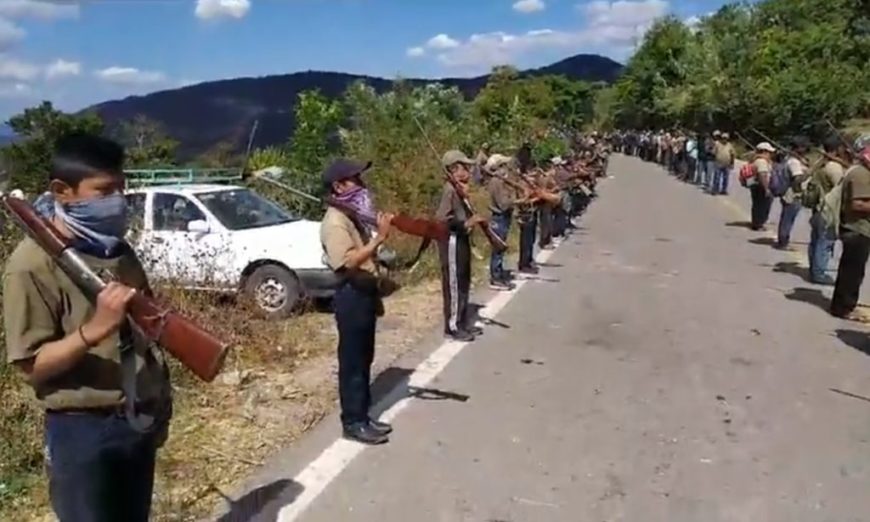 La CRAC-PF enlista a niños armados como policías comunitarios en Guerrero (VIDEO)