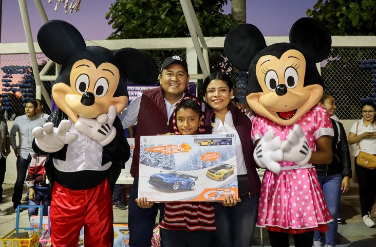 Celebra DIF juchiteco con niñas y niños chicapeños, el día de los Reyes magos