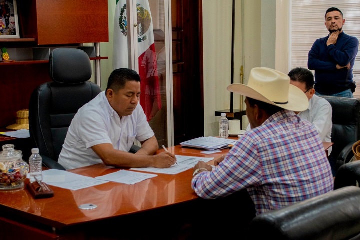 Junto a autoridades auxiliares avanzamos en el desarrollo de Tuxtepec: Dávila