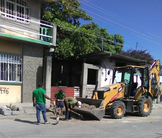 Mantiene Gobierno de Juchitán retiro de escombro en apoyo a reconstrucción de viviendas