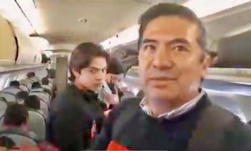 Una familia abandona el vuelo en el que iba AMLO (Video)