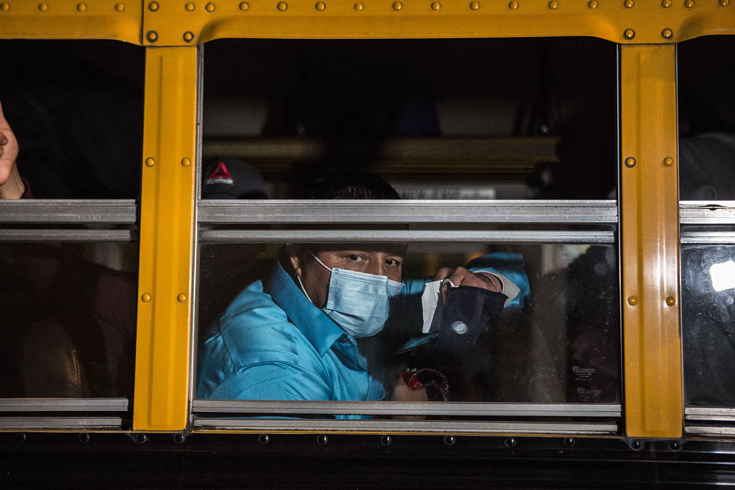 migrante mira por la ventana