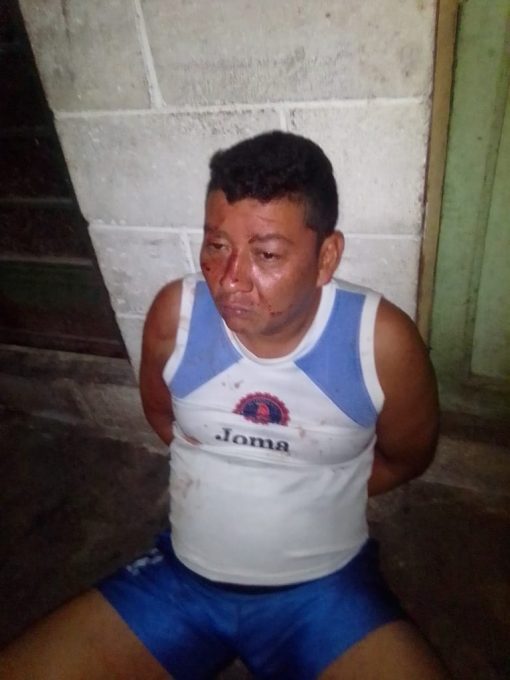 : Edwin Alexander López, esposado, justo después de haber asesinado a su esposa en la madrugada, en presencia de su familia. Foto/Cortesía