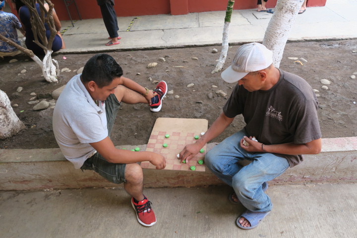 migrantes jugando fichas