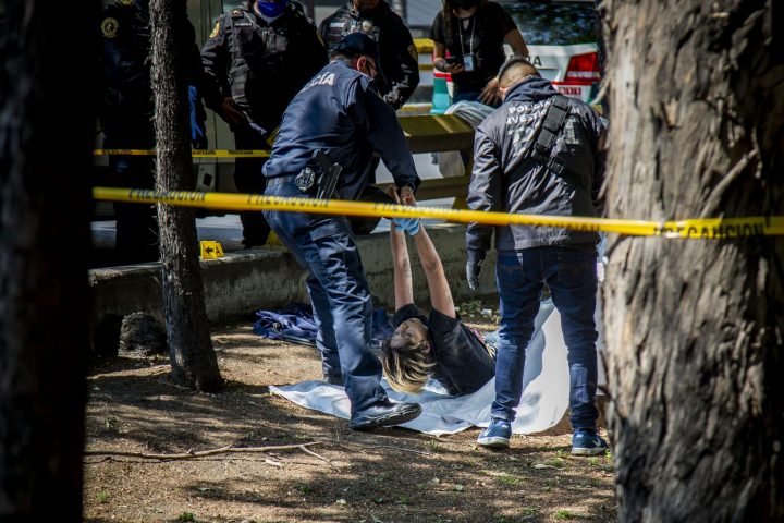 Una joven es encontrada sin vida el 2 de mayo en la Ciudad de México, en plena fase 3 de la pandemia. Foto / Brian Torres