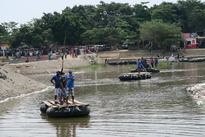 migrantes en el río