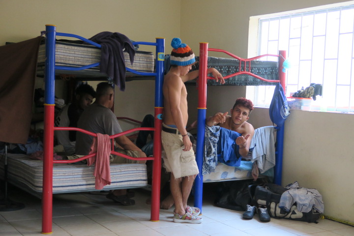 jóvenes migrantes atrapados