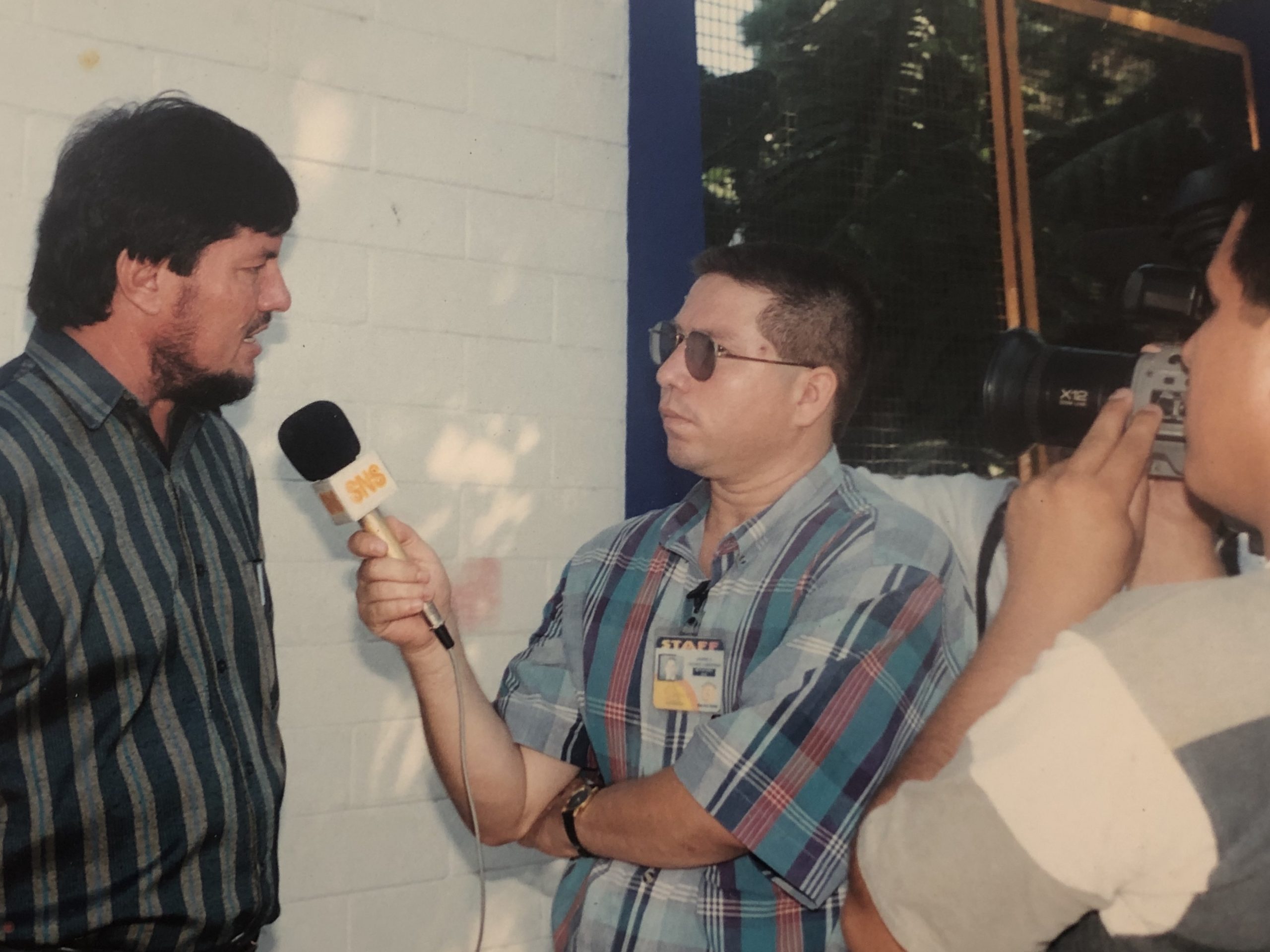 Javier Valdéz entrevistando