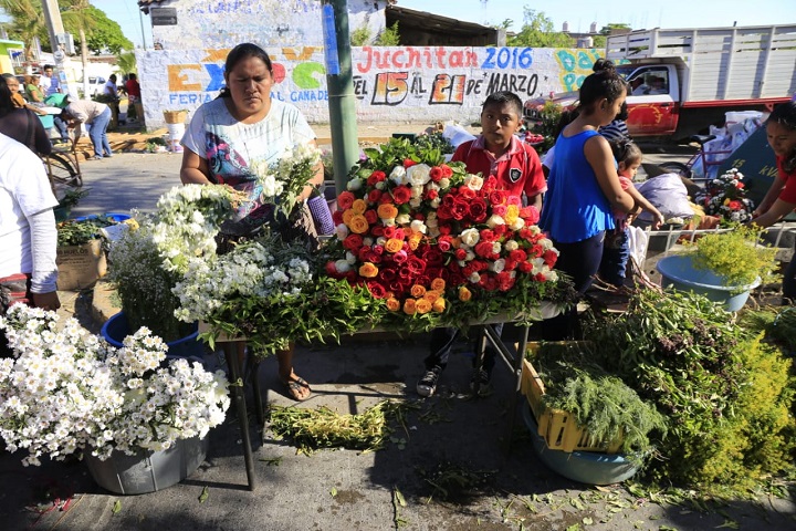 Acuerdan floreras de Cheguigo y Gobierno de Juchitán suspender venta en panteón Miércoles Santo