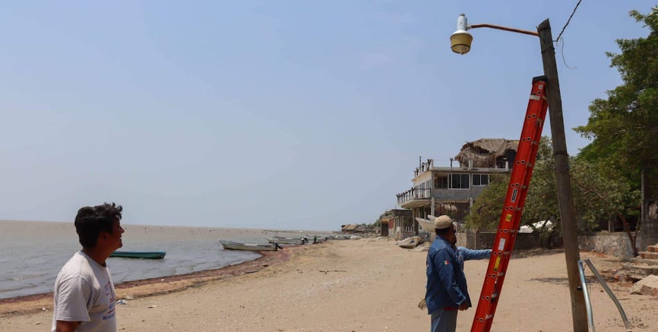 Mejora Ayuntamiento juchiteco alumbrado público en Playa Vicente
