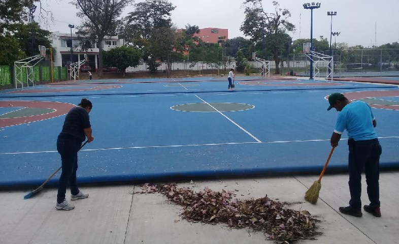 Realizan trabajos de limpieza de la Unidad Deportiva Municipal