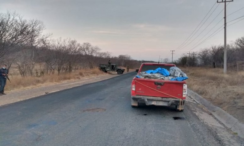 Hallan 12 cadáveres en la caja de una camioneta en Michoacán